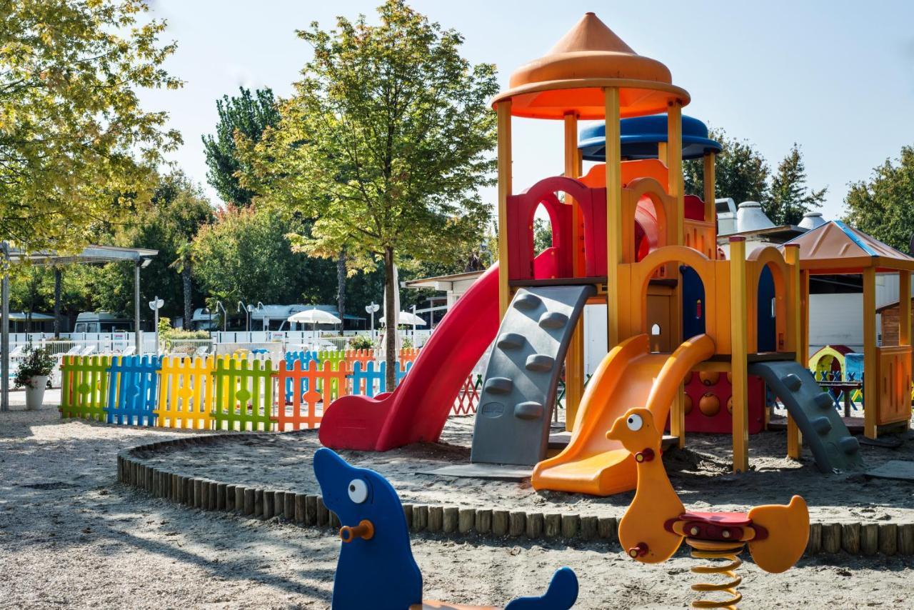 Happy Camp Mobile Homes In Butterfly Camping Village بسكييرا ديل غاردا المظهر الخارجي الصورة